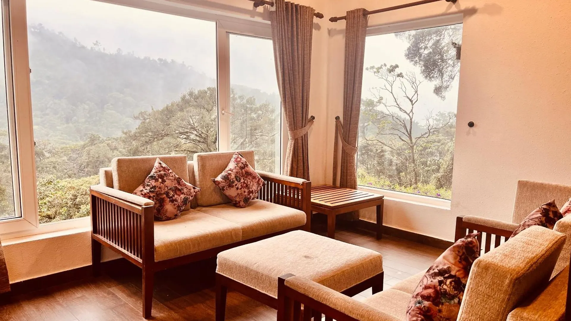 Nature Valley Farmhouse Resort By Raarees, Munnar #Lap Of Nature #Premium Rooms #Big Parking #Scenic View #Garden With Fireplace #Property Of The Year 4*,  Ινδία